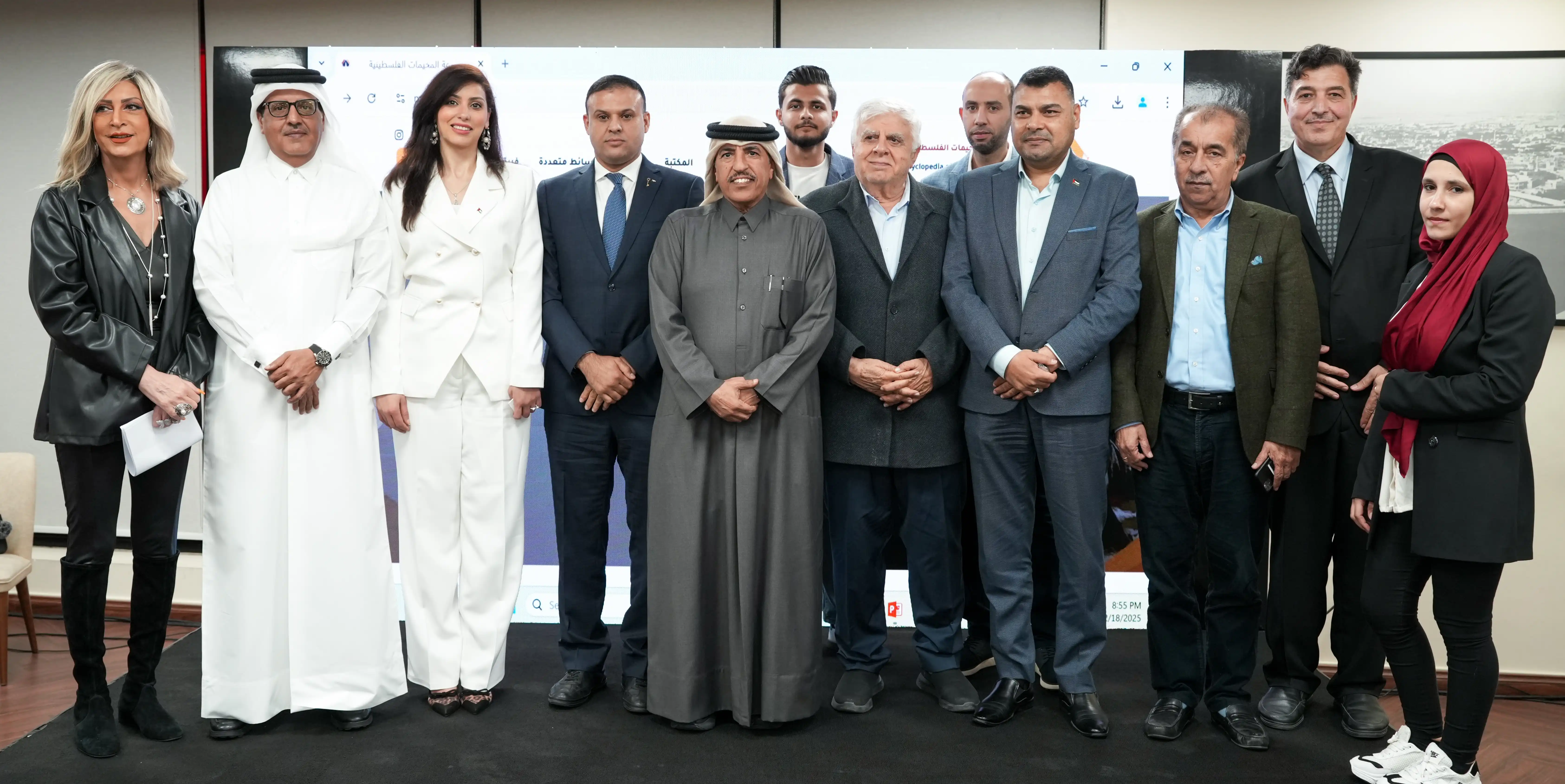 صورة تذكارية تجمع بين بعض ضيوف موسوعة المخيمات الفلسطينية  وفريقها